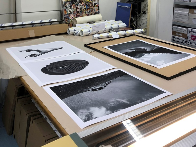 Fotografien werden eingerahmt