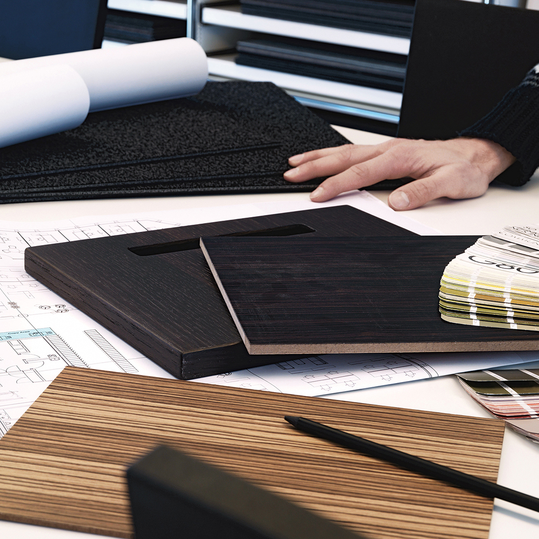 Pläne und Farbfächer auf Tisch